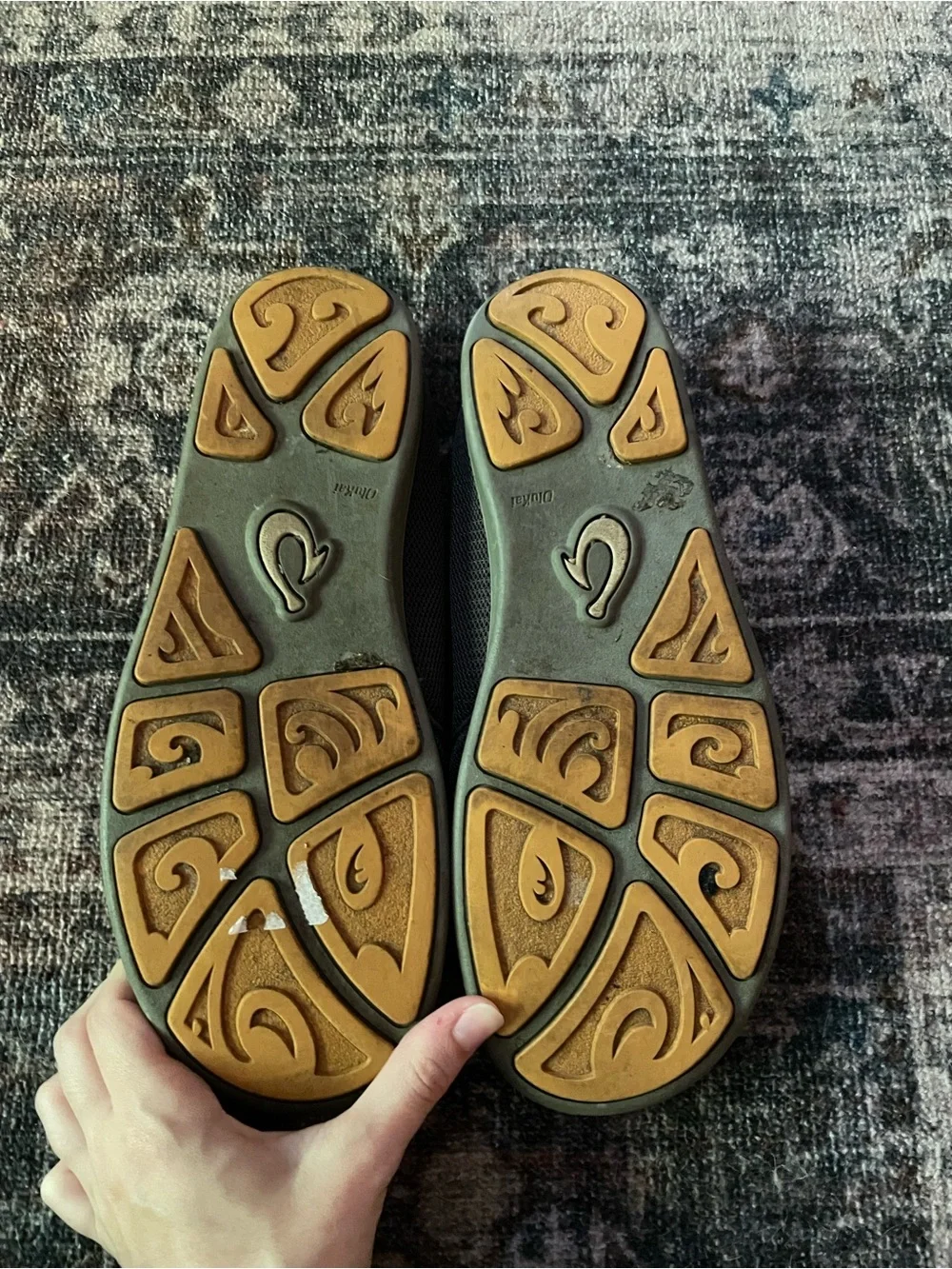OluKai black gray